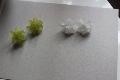 [ fafa ] Green / white a plastic flower stud earring