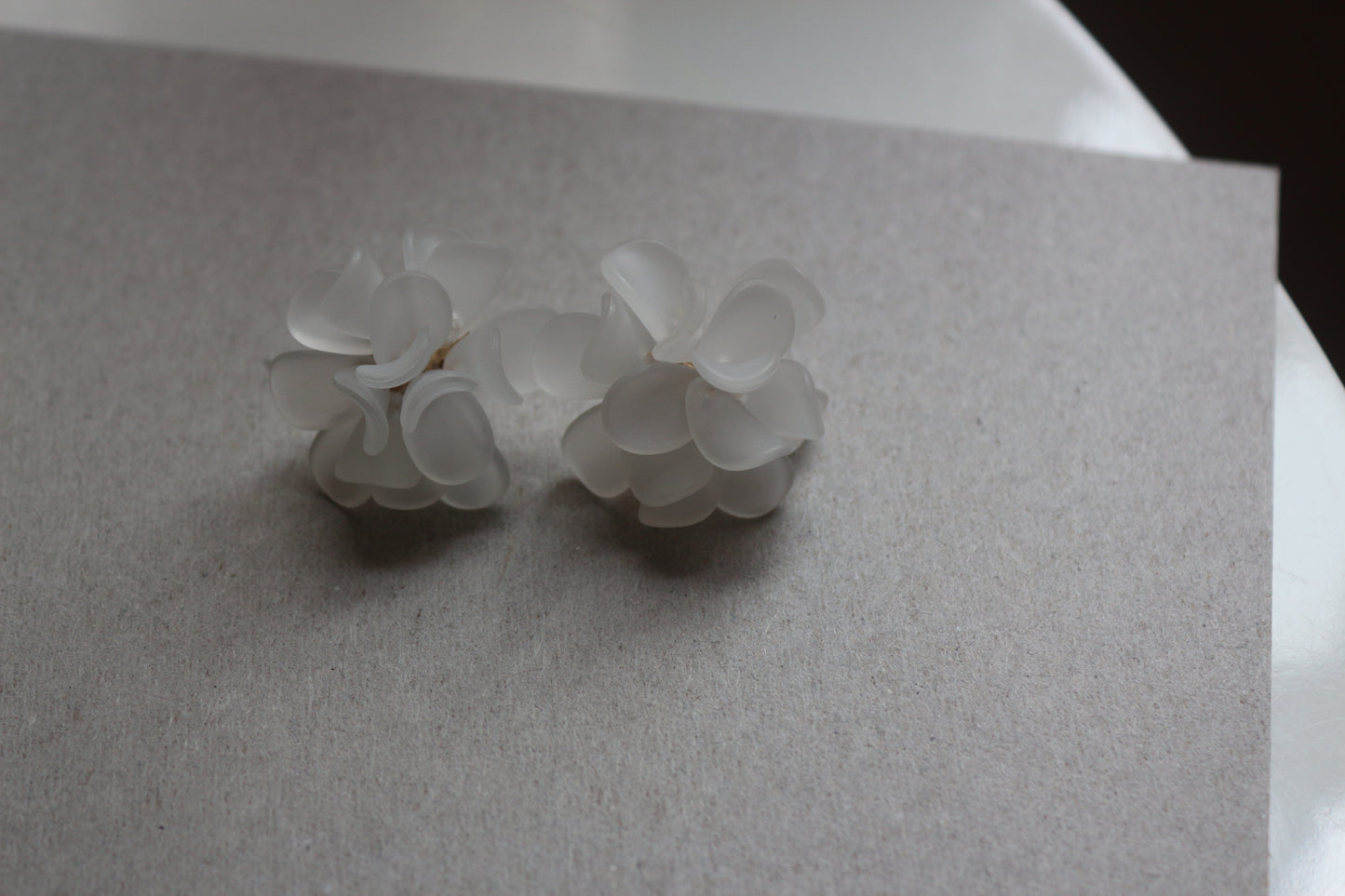 [ fafa ] Green / white a plastic flower stud earring