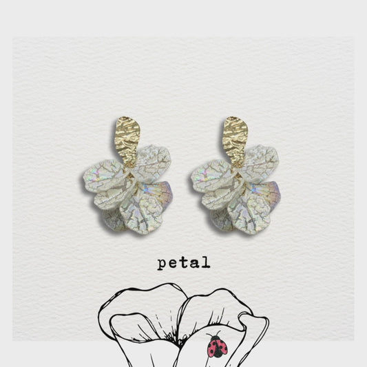 [ petal ] White acrylic drop earring