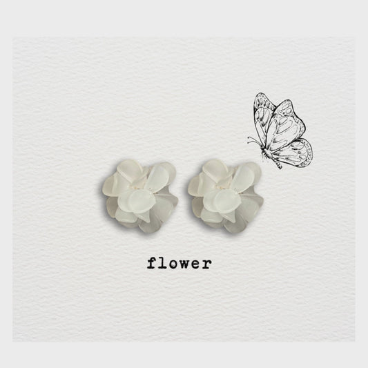 [ fafa ] Green / white a plastic flower stud earring