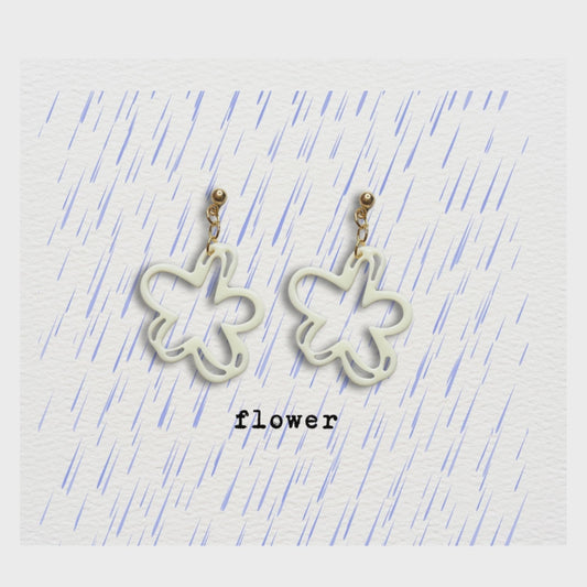 [ flower ] White flower shape acrylic drop earring