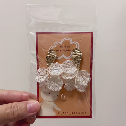 [ petal ] White acrylic drop earring